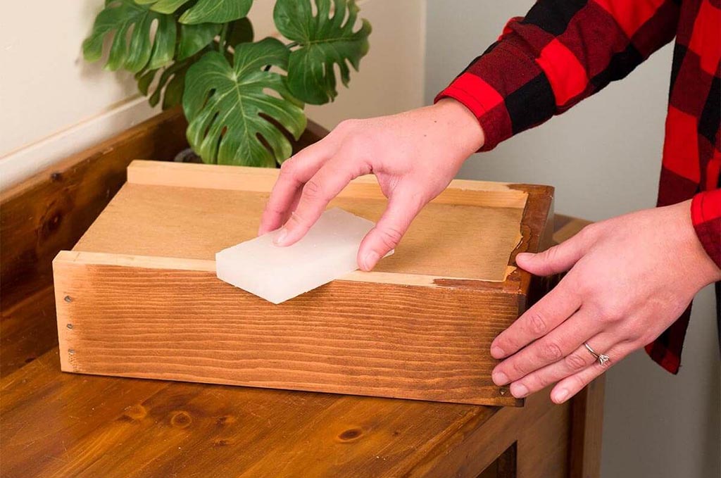 Rubbing bottom of drawer edges